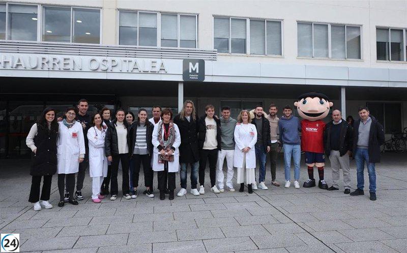 Jugadores de Osasuna hacen una visita solidaria a los niños del HUN