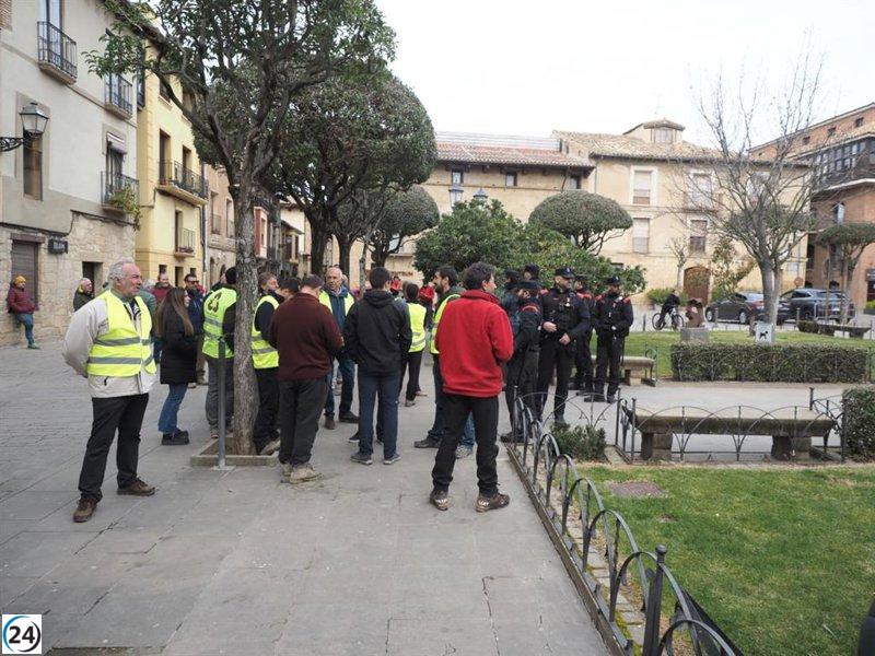 Cientos de agricultores se manifiestan en Olite durante la cumbre entre Chivite, Urkullu y Rousset.