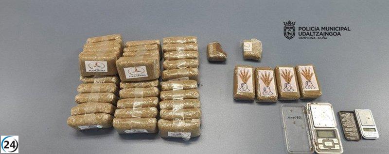 Hombre detenido en Pamplona por tener 3,5 kilos de hachís en su casa tras comprar droga.