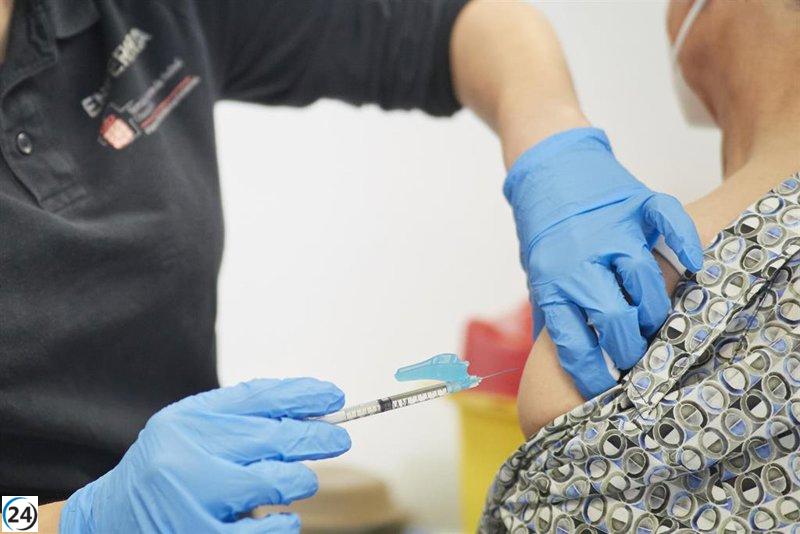 Vacunas anticovid y antigripales previenen 300 hospitalizaciones esta temporada, señala Salud Pública.