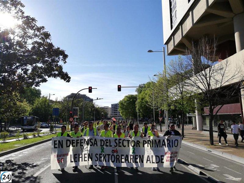 Manifestación de agricultores y ganaderos en Pamplona por mejoras en el sector primario.