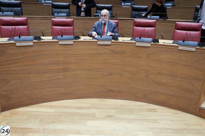 Domínguez cuestiona aumento salarial para médicos y destaca urgencia de reducir listas de espera.