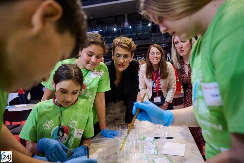 Chivite promueve la presencia de mujeres en la ciencia para asegurar igualdad en el desarrollo tecnológico.