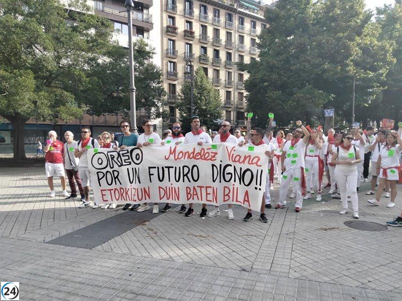 Trabajadores de Mondelez exigen un convenio justo frente al Parlamento foral.