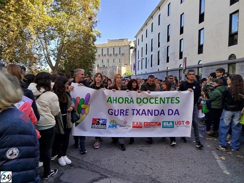 Protesta masiva de profesores en Pamplona por mejoras laborales y educativas en la enseñanza pública