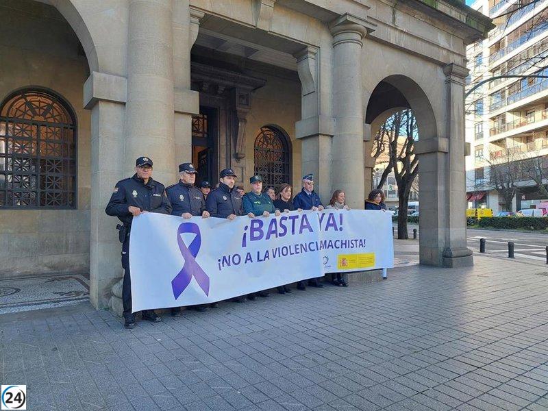 La Delegación del Gobierno en Navarra se manifiesta contra el reciente feminicidio.