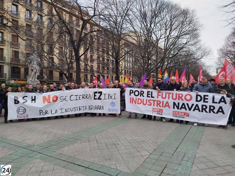 UGT y CCOO se movilizan en Pamplona exigiendo respuestas ante la crisis industrial en Navarra.