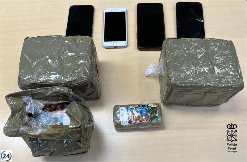 Detenidos con 2,5 kilos de hachís en el aparcamiento de los Corralillos del Gas.