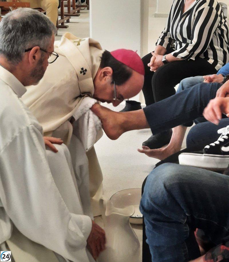 Arzobispo de Pamplona honra la tradición del Jueves Santo lavando los pies a trece reclusos.