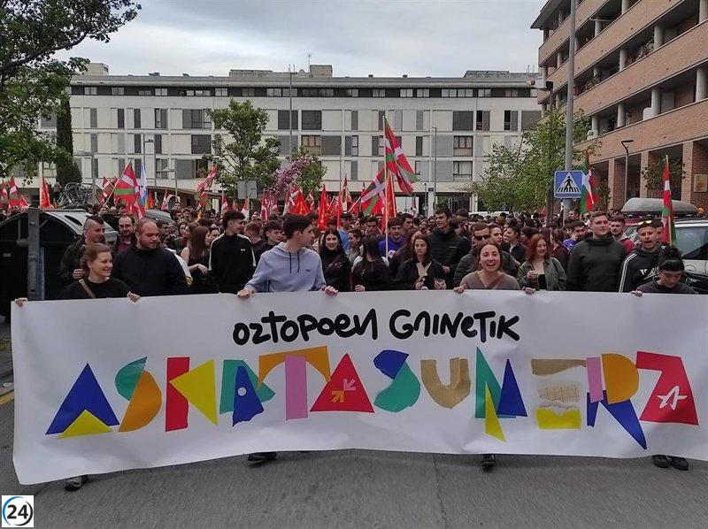 Ernai protesta en Berriozar tras cambios en sus actividades por orden de la Audiencia Nacional.