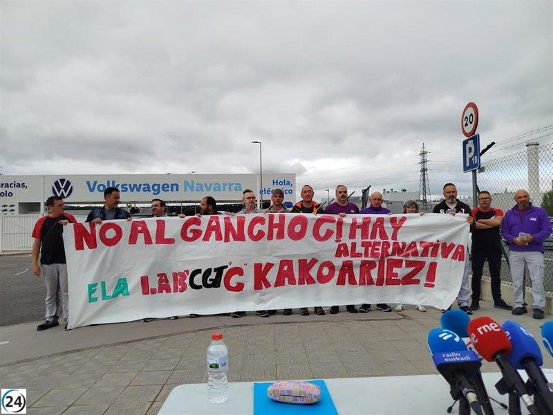 ELA, LAB y CGT exigen una opción para el gancho de coches en VW Navarra que proteja la salud de los trabajadores.