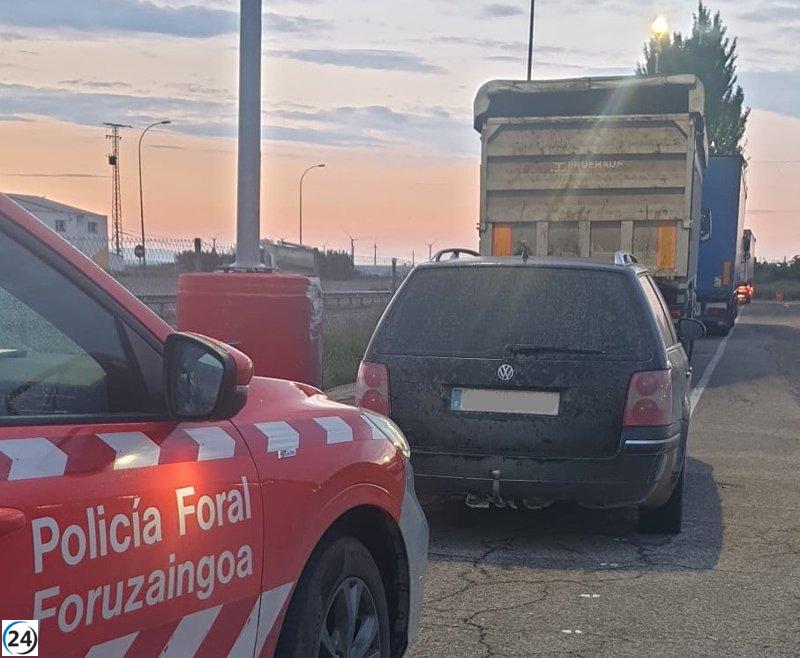 Detenido por conducir a alta velocidad sin licencia y bajo efectos de drogas al evadir a la policía.