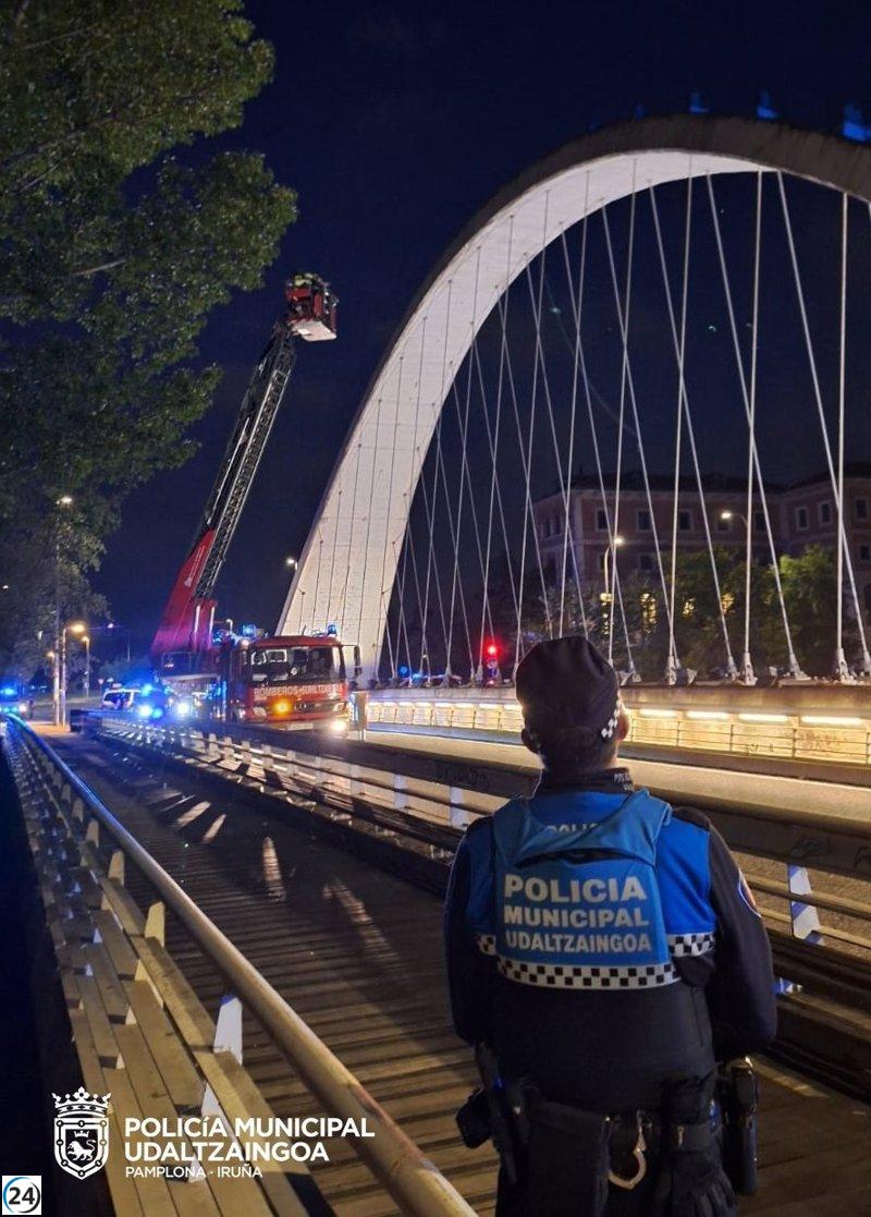 Dos jóvenes enfrentan denuncias por escalar el puente de las Oblatas en Pamplona.