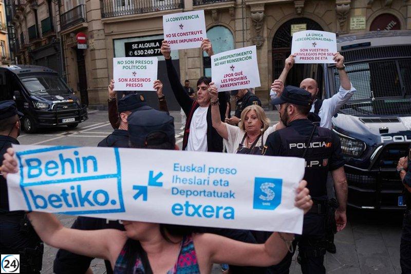 COVITE se manifiesta en Pamplona en rechazo a un evento de respaldo a los reclusos de ETA.