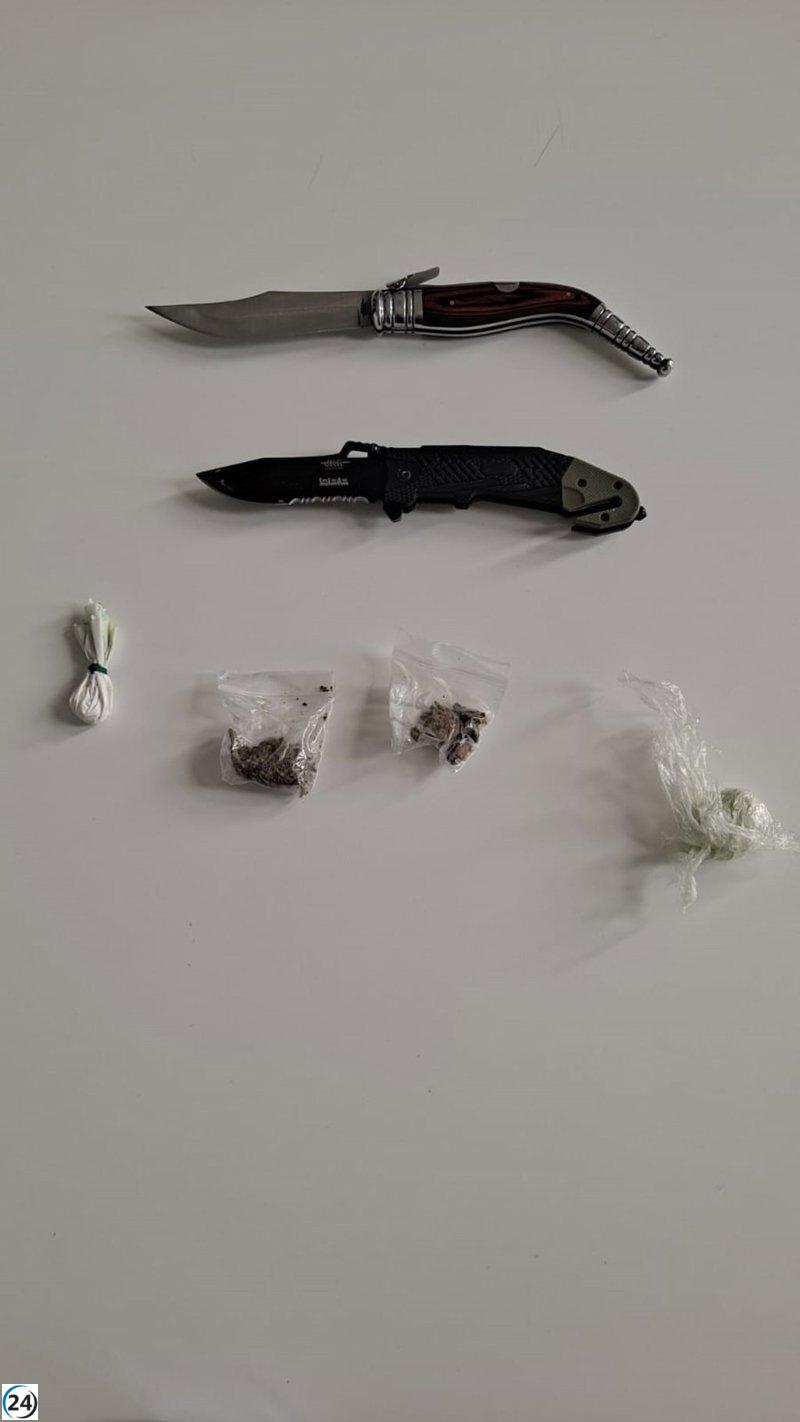 Agentes locales confiscan dos cuchillos en la estación de tren de Pamplona.