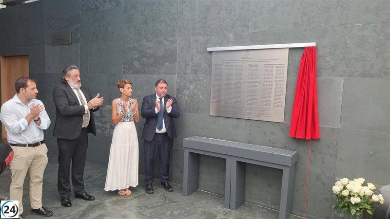 El Parlamento de Navarra rinde homenaje a las víctimas del terrorismo de ETA con una nueva placa conmemorativa.