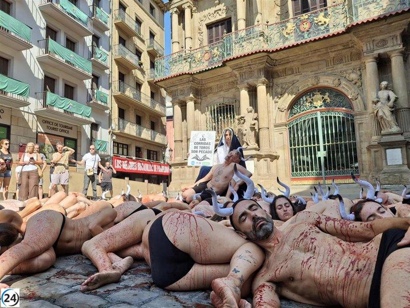 Activistas por los derechos de los animales se oponen a las festividades taurinas de San Fermín, argumentando que
