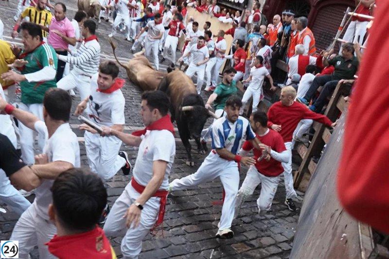 Toros de Álvaro Núñez marcan un intenso tercer encierro en San Fermín, dejando caídas y un herido por asta.
