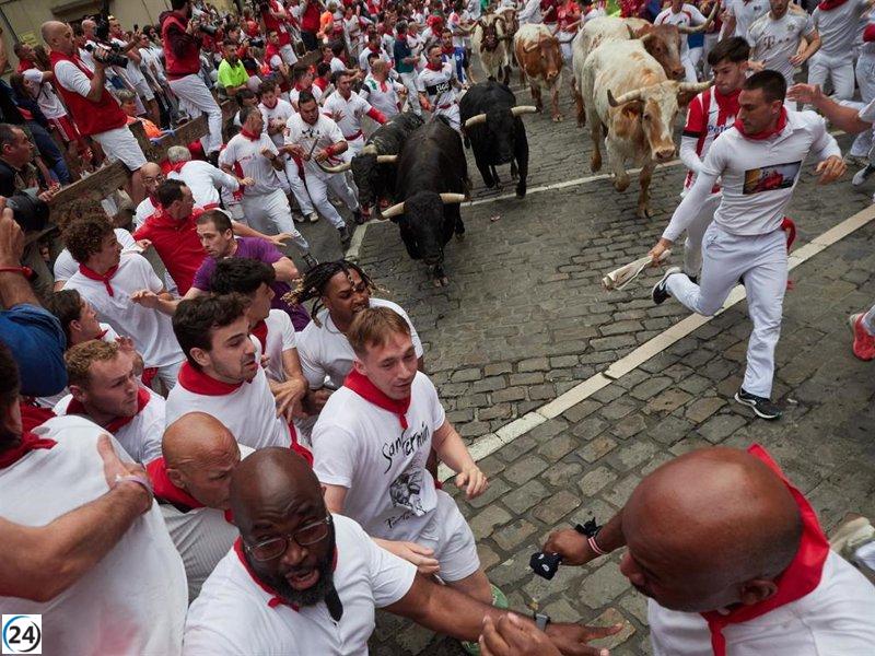 Los toros de Victoriano del Río destacan en un rápido y seguro encierro de San Fermín.