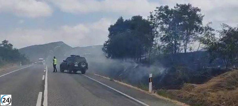 Apagan incendio en campos cercanos a la N-121.