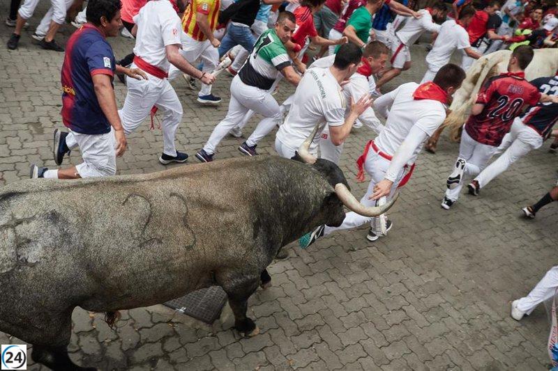 Un toro de José Escolar desata el caos en el sexto encierro de San Fermín.