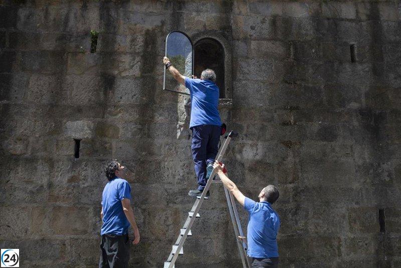La figura de San Fermín regresa a su lugar en la muralla de Santo Domingo.
