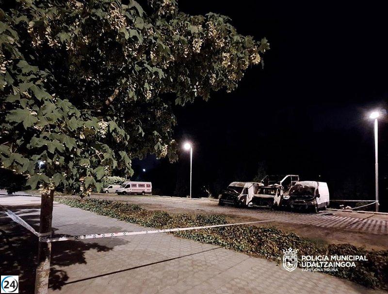 Fuego devora vehículos en Pamplona: dos furgonetas y un camión en llamas.