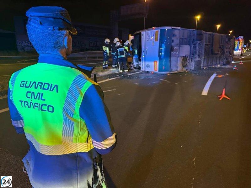 Accidente en Arazuri: Villavesa vuelca sin pasajeros a bordo.