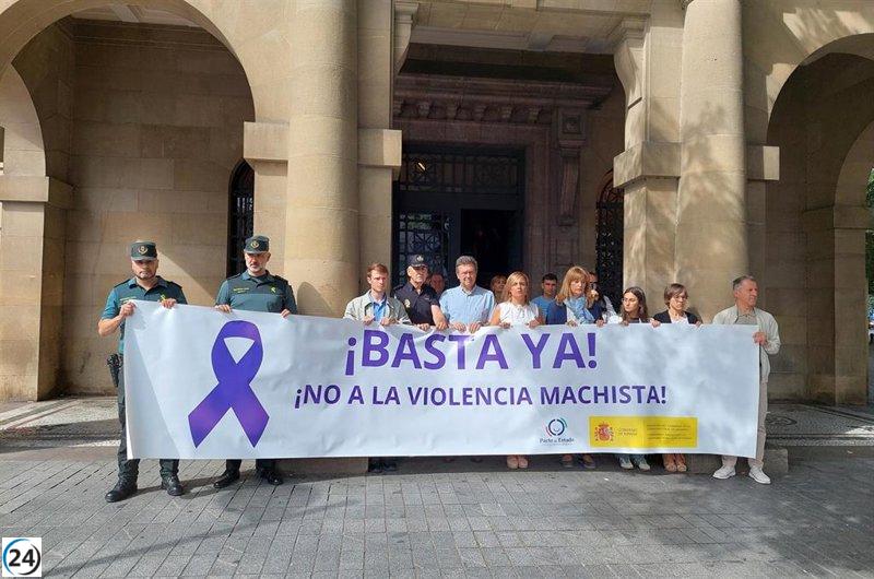 Minuto de silencio de la Delegación del Gobierno en rechazo al feminicidio en Zizur.