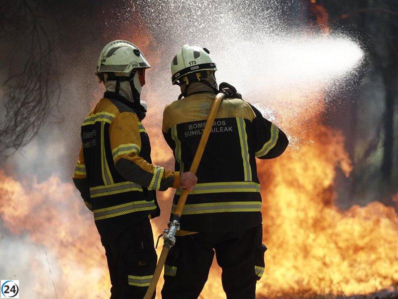 El calor extremo y la baja humedad complican la lucha contra el incendio en Carcastillo.