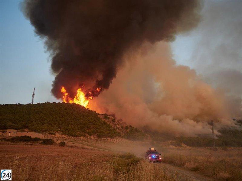 Avanzan los esfuerzos para sofocar el incendio en Carcastillo.