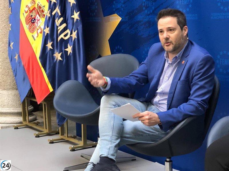 Toquero urge a Chivite a reunirse con municipios para informar sobre la distribución de menores migrantes.