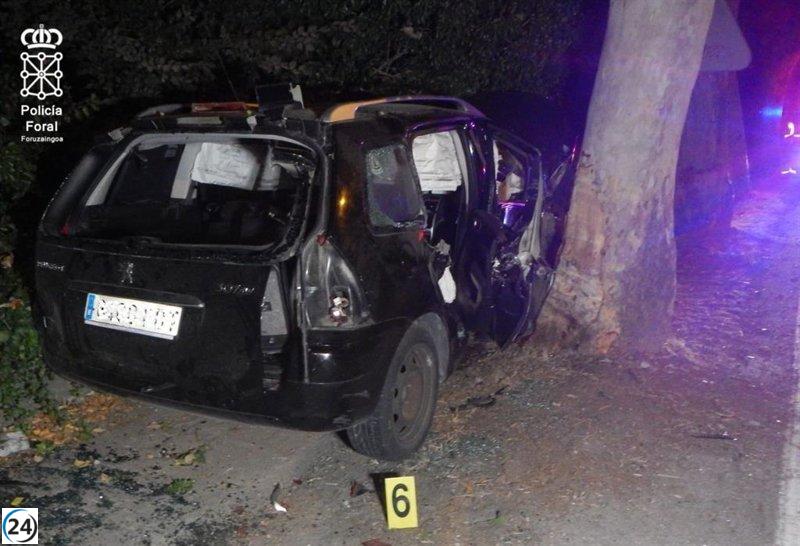 Un conductor de 36 años sufre graves heridas al salirse de la carretera y impactar contra un árbol en Puente la Reina.