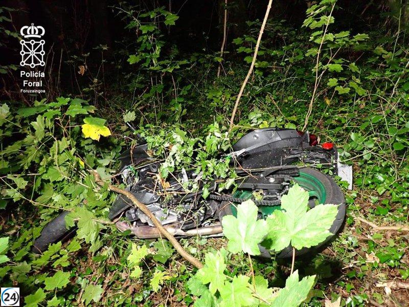 Un motorista de 66 años pierde la vida al salirse de la carretera y colisionar contra un árbol en Berroeta.