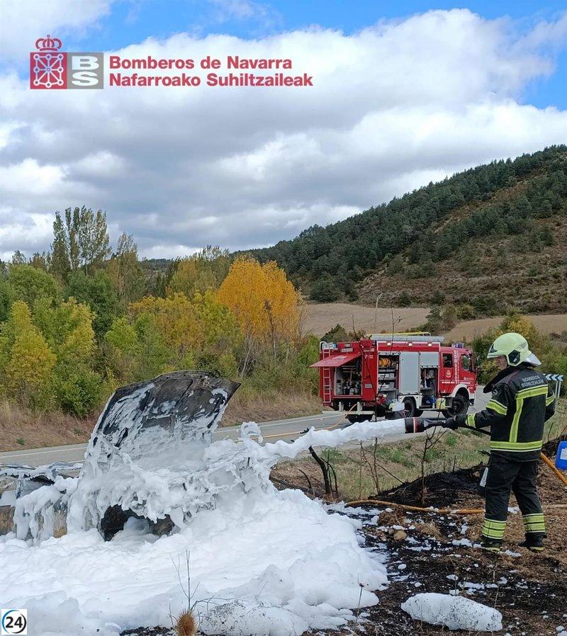 Accidente en Gallués: coche en llamas tras colisión con acequia.