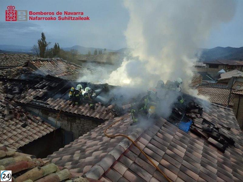 Incendio en chimenea consume el tejado de una casa en Lerga.
