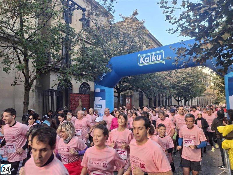 Pamplona se tiñe de rosa en una manifestaicón solidaria contra el cáncer de mama.