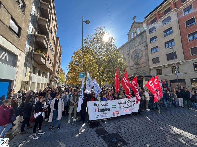 Sindicatos se manifiestan en Pamplona exigiendo un aumento salarial para el sector público.