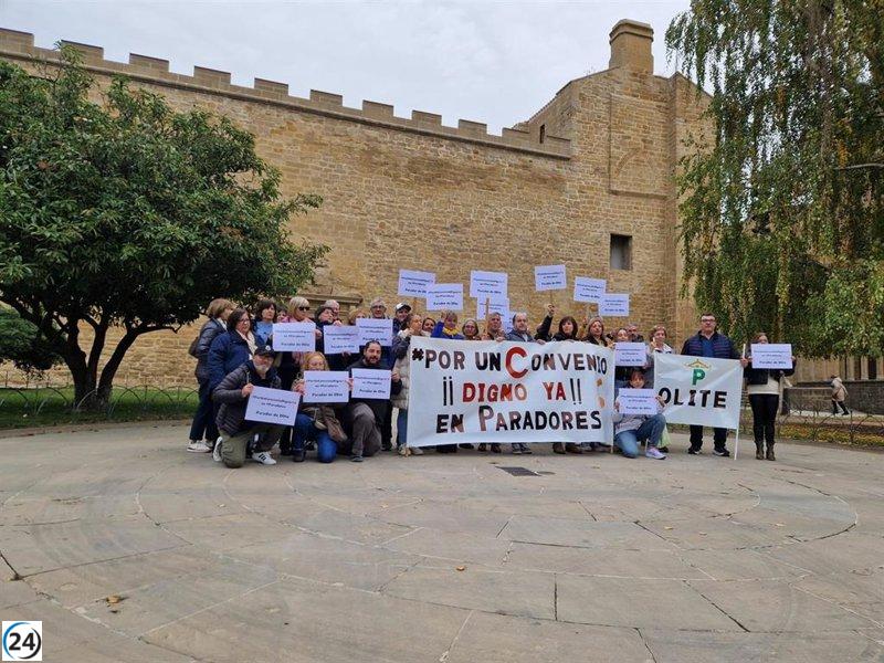 Empleados del parador de Olite se movilizan en busca de un convenio equitativo.