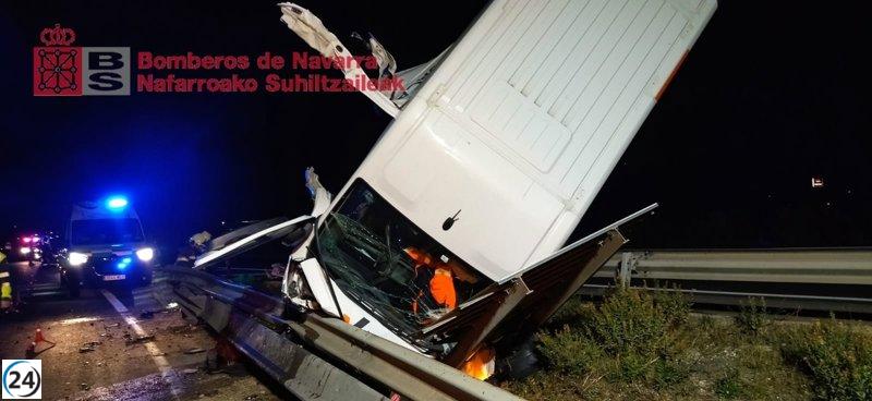 Un hombre de 30 años resultó herido tras volcar su vehículo en la N-121 en Noáin.