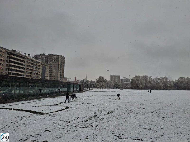 La nieve llega a Pamplona sin generar inconvenientes significativos.