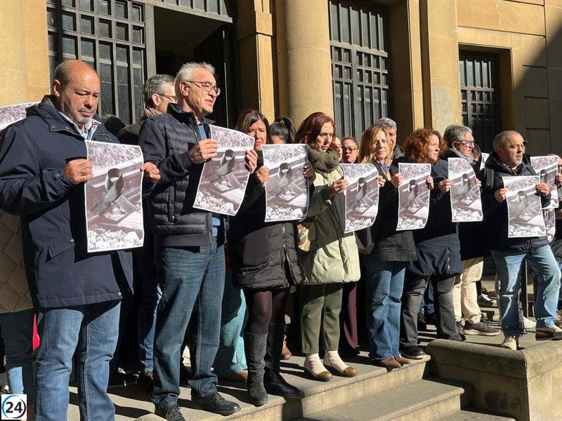 UGT Navarra rinde homenaje a las víctimas del accidente de Adamuz con un emotivo minuto de silencio.
