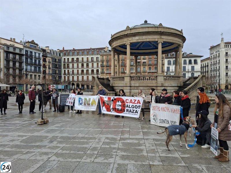 Protesta en Pamplona exige una Ley de Bienestar Animal integral y condena el uso de perros de caza.