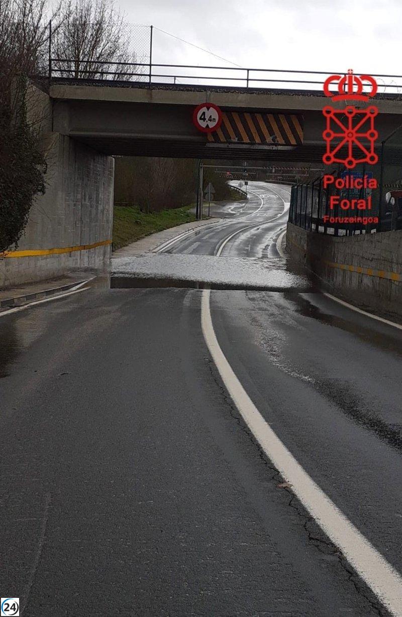Río Arga inunda Landaben y bloquea la NA-30.