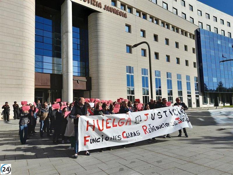 Sindicatos llaman a huelga indefinida en Administración foral de Justicia.