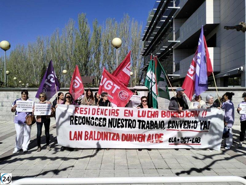 Trabajadoras de residencias exigen negociación de convenio en nueva concentración.