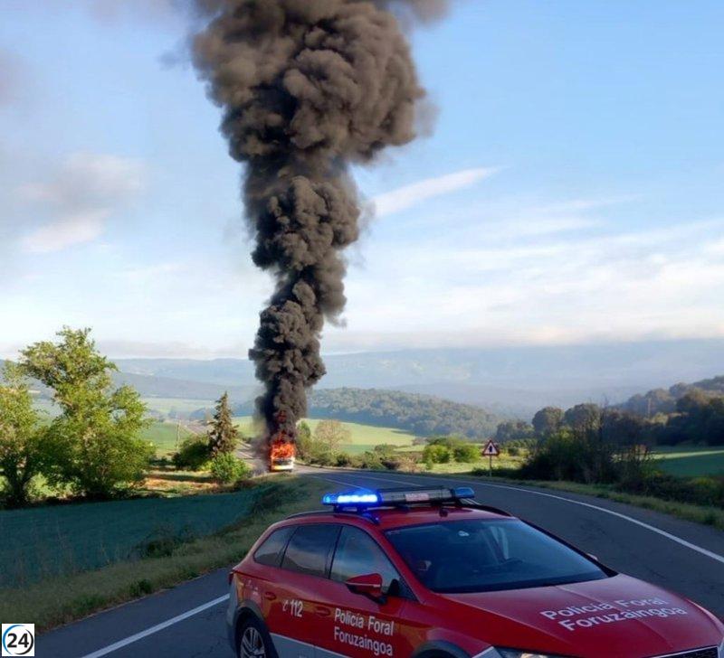 Autobús escolar se quema en carretera de Mendaza.