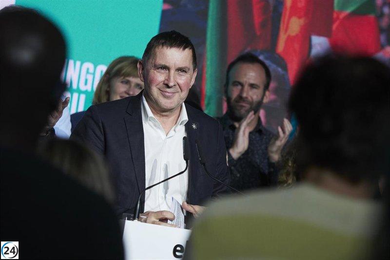 Otegi advierte sobre la amenaza de ilegalización de la derecha franquista.