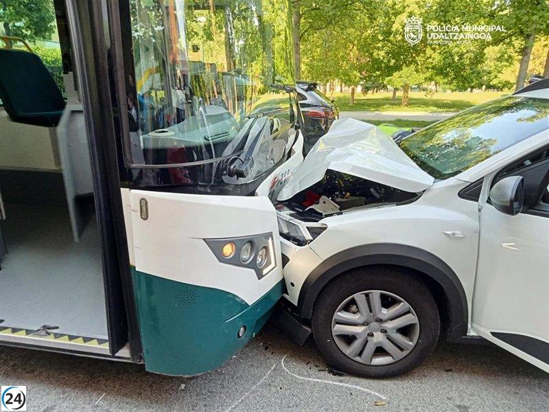 Conductora resulta gravemente herida tras choque con villavesa en Pamplona.