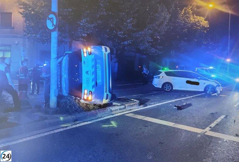 Dos víctimas policiales tras colisión con un taxi en Pamplona.